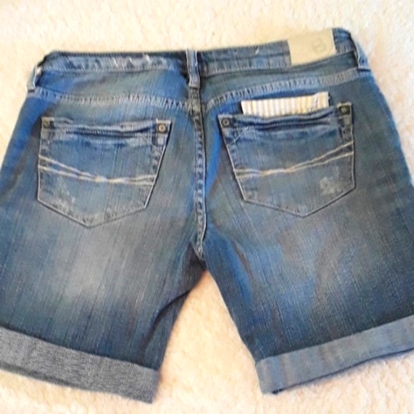 Bullhead Sz 1 Distressed Modest Denim Shorts - Picture 2 of 11